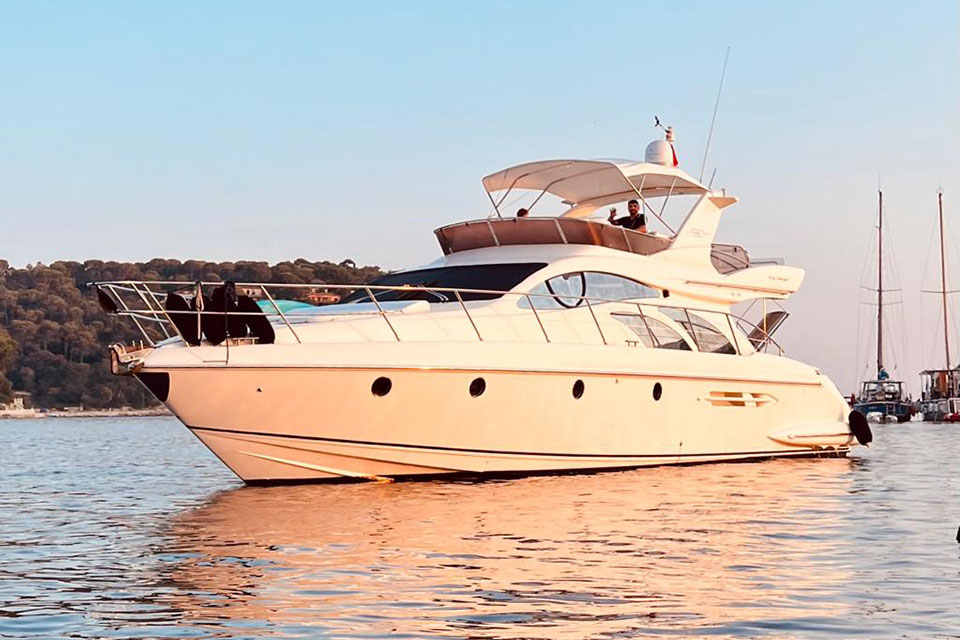 Azimut 50 Fly for charter