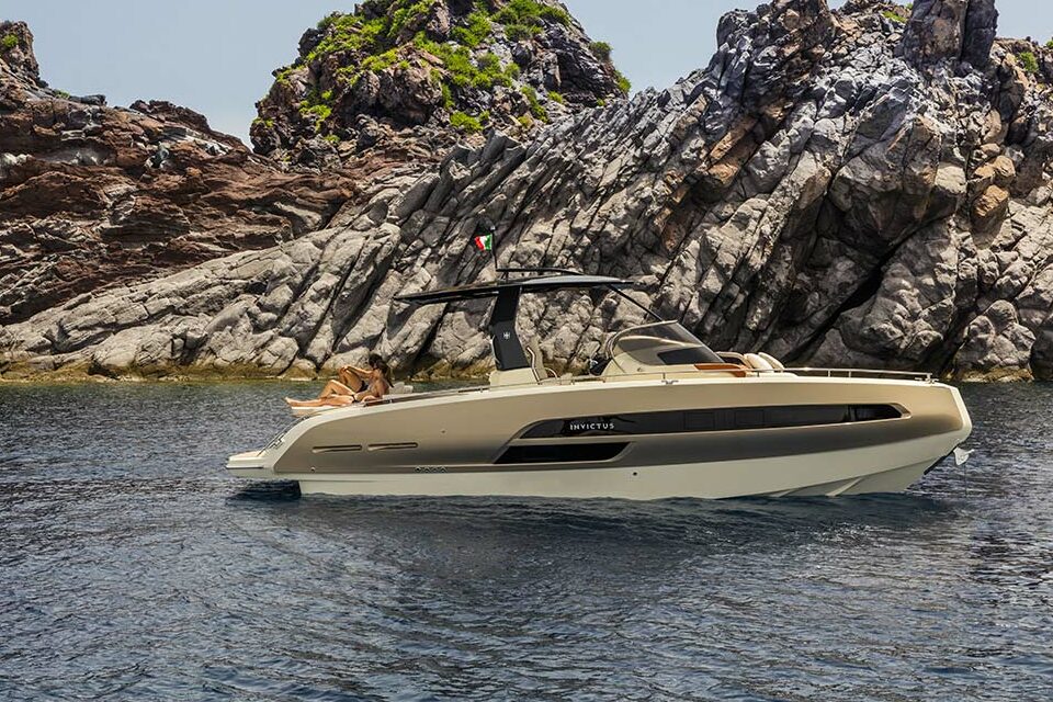 Invictus Yacht GT320 for rent